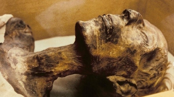 Кыргызстандын Улуттук тарых музейинде 60 жылга жакын сакталган кыздын мумиясын көмүүнү чечишти. Окумуштуулар каршы болууда