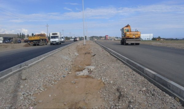 Фото — До завершения дорожных работ на участке автодороги Балыкчы—Корумду в районе Ипподрома осталось 7 дней — Tazabek