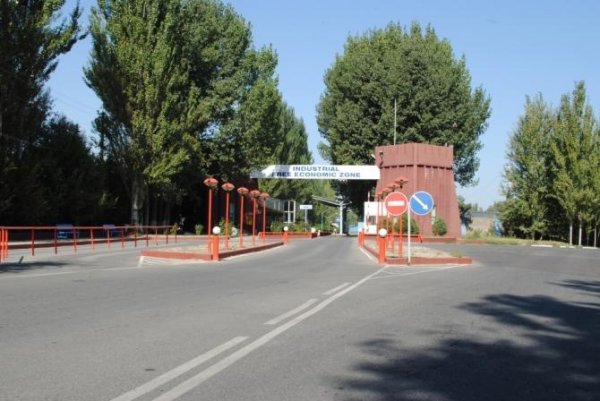 Правительство внесло поправки в инструкцию по таможенному контролю товаров в СЭЗ Кыргызстана — Tazabek
