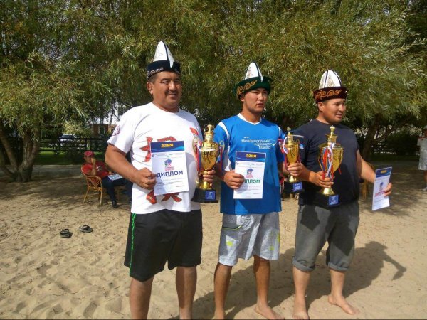 Сборная команда «Международного аэропорта «Манас» второй год подряд становятся чемпионами по мини-футболу в категории свыше 45 лет — Tazabek