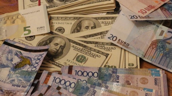 Курс валют по комбанкам: Доллар стоит 68,75 сома, тенге — 0,15 сома (таблица) — Tazabek