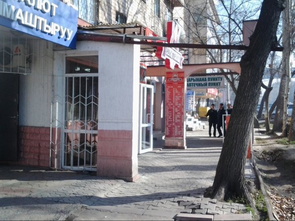 Аптека на пересечении улиц Боконбаева и Абдрахманова незаконно установила пристройку-арку, - Госэкотехинспекция (фото) — Tazabek