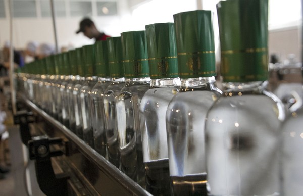 Теневая продукция занимает 75% алкогольного рынка КР, учет производства и реализации алкопродукции пополнит бюджет на 1,4 млрд сомов, - депутат — Tazabek