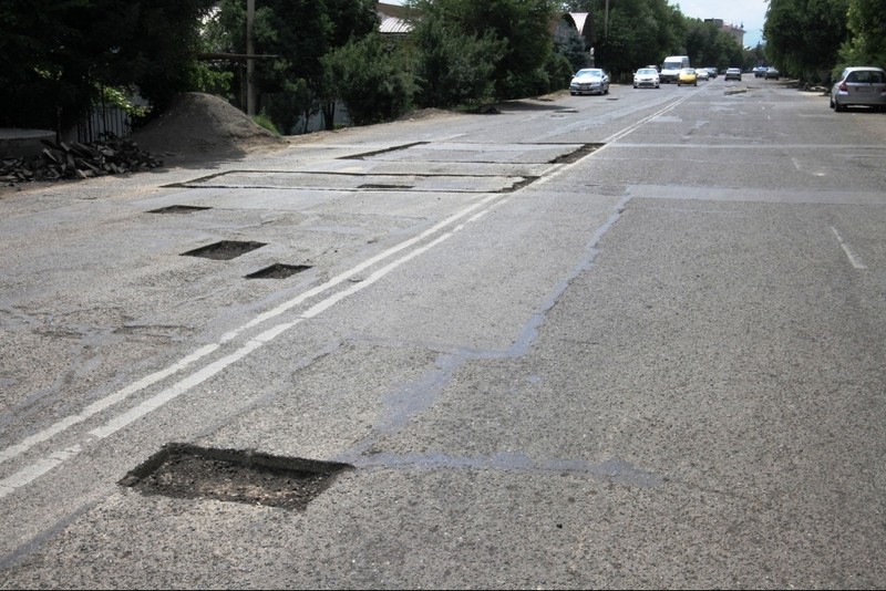 Мэр города Ош А.Кадырбаев поручил устранить нарушения, выявленные после ремонта городских дорог — Tazabek