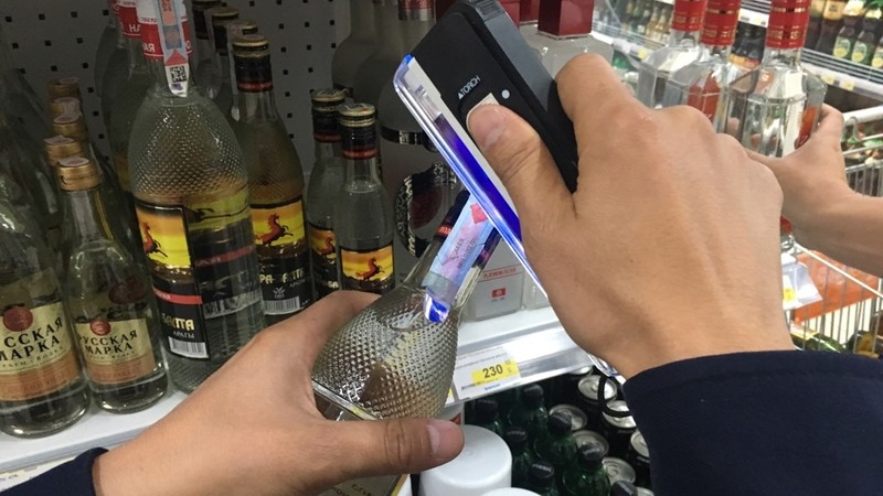 Фото — УГНС по Свердловскому району изъяло около 800 бутылок алкоголя с сомнительными акцизными марками в столичных гипермаркетах — Tazabek