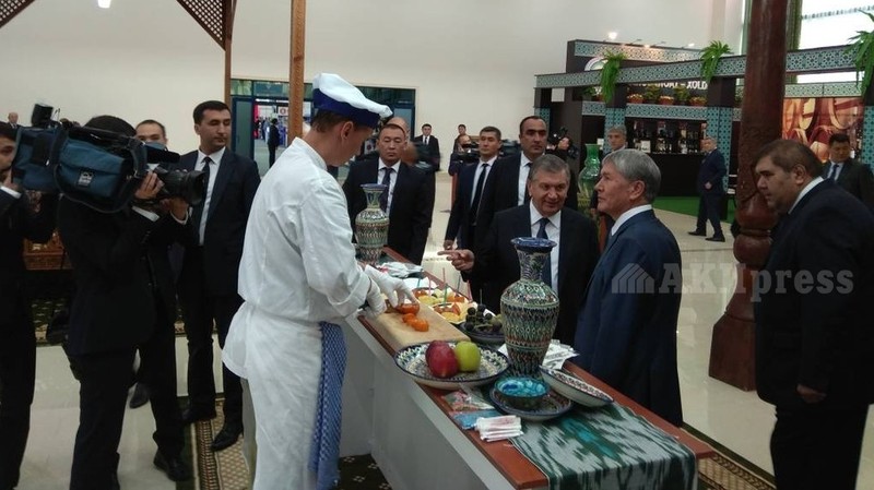 Фото — Президенты А.Атамбаев и Ш.Мирзиёев посетили выставку промышленной продукции в Ташкенте — Tazabek