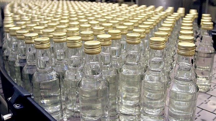 ГНС изъяла более 800 бутылок алкоголя с сомнительными акцизными марками
 на складе Кара-Балтинского водочного завода — Tazabek