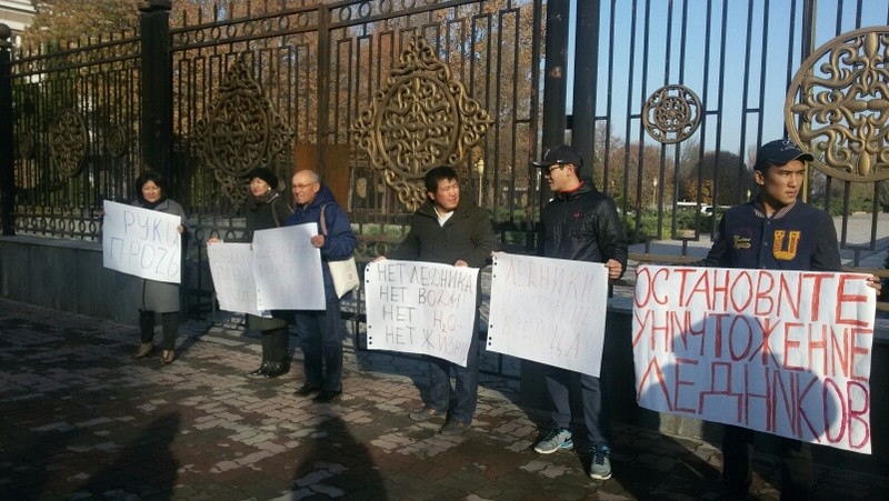 Фото — У здания Жогорку Кенеша проходит митинг против поправок в Водный кодекс, разрешающих Centerra Gold «разработку» ледников — Tazabek