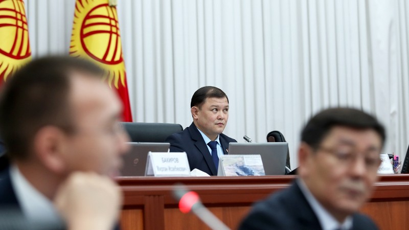 Жогорку Кенеш отправил на голосование предложение отклонить увеличение количества человек в правлении НБКР с 3 до 5 — Tazabek
