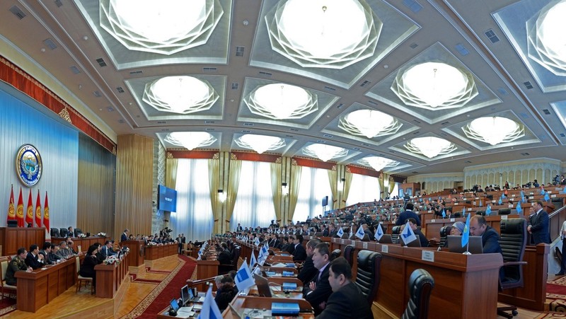 Жогорку Кенеш одобрил законопроект, по которому комбанки будут принимать в качестве залога складские свидетельства — Tazabek
