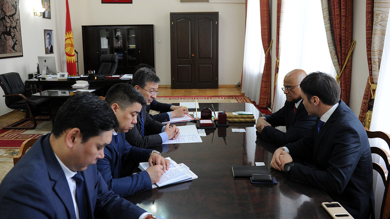 Первый вице-премьер А.Шадиев пригласил в Кыргызстан бизнесменов из Бангладеш для развития текстильной промышленности — Tazabek