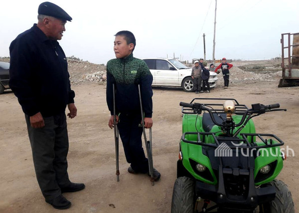 Иссык-кульскому школьнику с инвалидностью для поездки в школу меценат подарил квадроцикл
