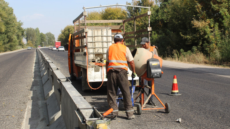 Дорожный департамент Минтранса проинспектировал строительство дорог в Кеминском районе — Tazabek