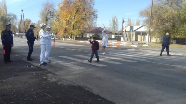 В Кара-Балте юные инспекторы дорожного движения показали школьникам жесты регулировщика (фото)