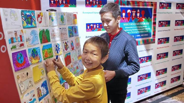 Кыргызстанские школьники приняли участие в создании гигантской открытки на леднике в Швейцарии