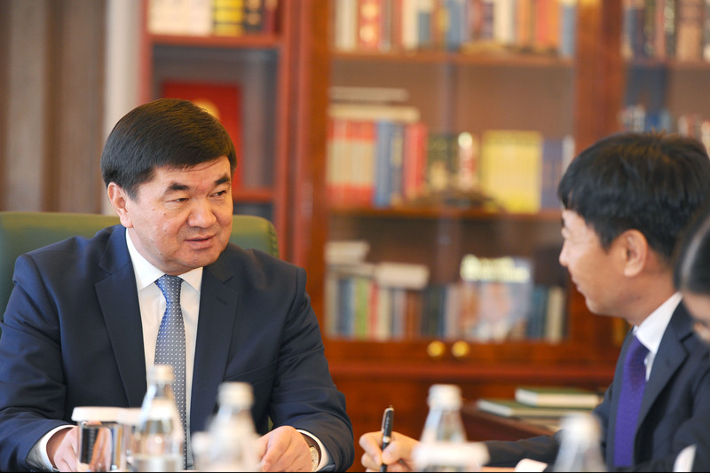 Премьер М.Абылгазиев обсудил с послом Кореи Ха Те Ёком инвестиции в привлекательные отрасли Кыргызстана — Tazabek