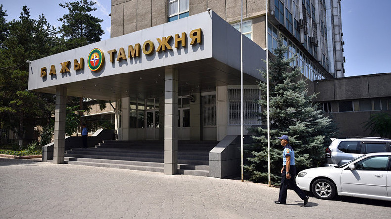 Таможня пресекла контрабандный ввоз товаров народного потребления стоимостью 2,3 млн сомов из Узбекистана — Tazabek