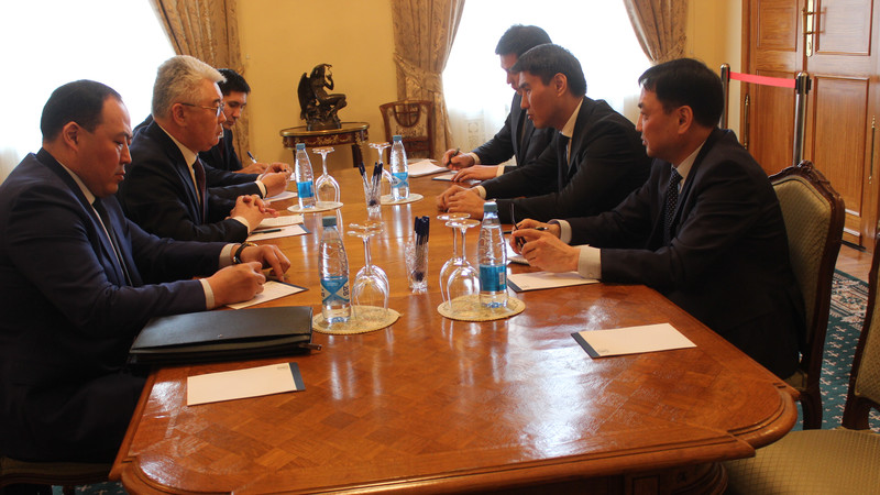 Министры иностранных дел Кыргызстана и Казахстана обсудили пути разрешения ситуации относительно транзита товаров — Tazabek