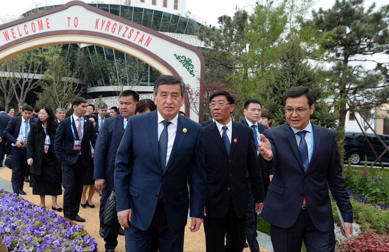 Фото — Президент С.Жээнбеков посетил выставочный павильон Кыргызстана в Международном выставочном центре в Пекине — Tazabek