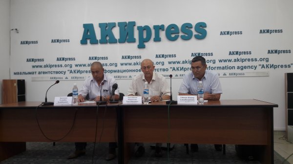 Группа сотрудников АГА просит уволить главу ведомства Э.Омуралиева и назначить человека, имеющего авторитет в авиации — Tazabek