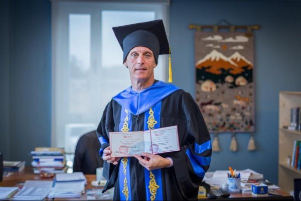 Президент АУЦА Эндрю Вахтель получил диплом «Почетного профессора Университета Нархоз» города Алматы — Tazabek