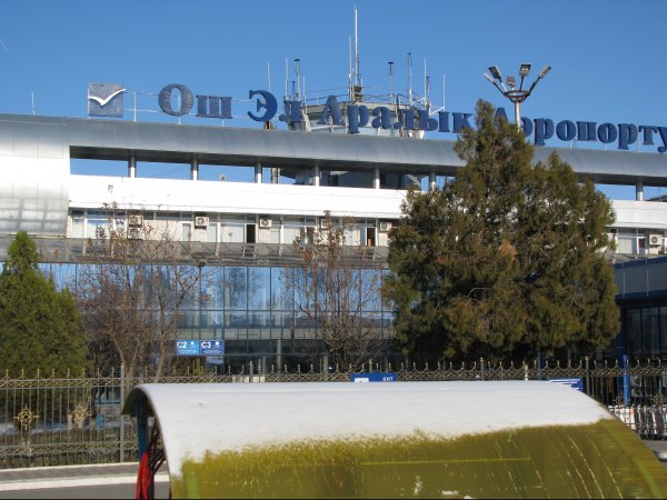 Международный аэропорт «Ош» просит всех авиапассажиров заблаговременно выезжать в аэропорт в связи с закрытием центрального входа в АВК — Tazabek