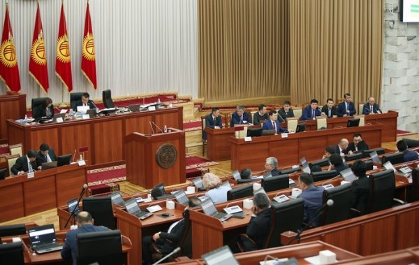 В парламенте требуют, чтобы «Айыл банк» арендовал госпомещение, а не платил $300 тыс. годовой аренды  помещения в Vefa Center — Tazabek