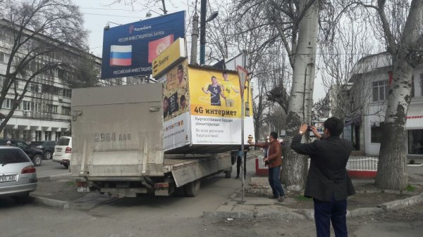 Мэрия демонтировала 34 мобильные точки по приему платежей и более 50 рекламных конструкций по Бишкеку (фото) — Tazabek