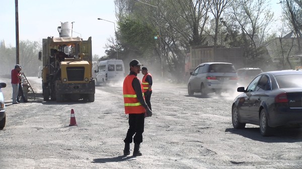 Минтранс доехал до ямочного ремонта: Репортаж с автодороги Бишкек—Кара-Балта — Tazabek