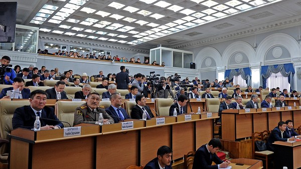 «Обзор»: Где и на кого выучились президент и министры Кыргызстана? — Tazabek