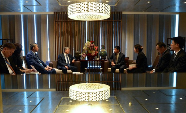 Президент А.Атамбаев встретился с председателем правления китайской госкорпорации по строительству дорог и мостов — Tazabek