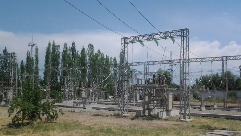 Подстанция «Кара-Суу» сможет бесперебойно снабжать электроэнергией объекты по
5 отводящим линиям 110 кВ, - сотрудник подстанции — Tazabek