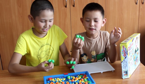 Фоторепортаж — Как в Бишкеке ученики проводят лето в пришкольных лагерях