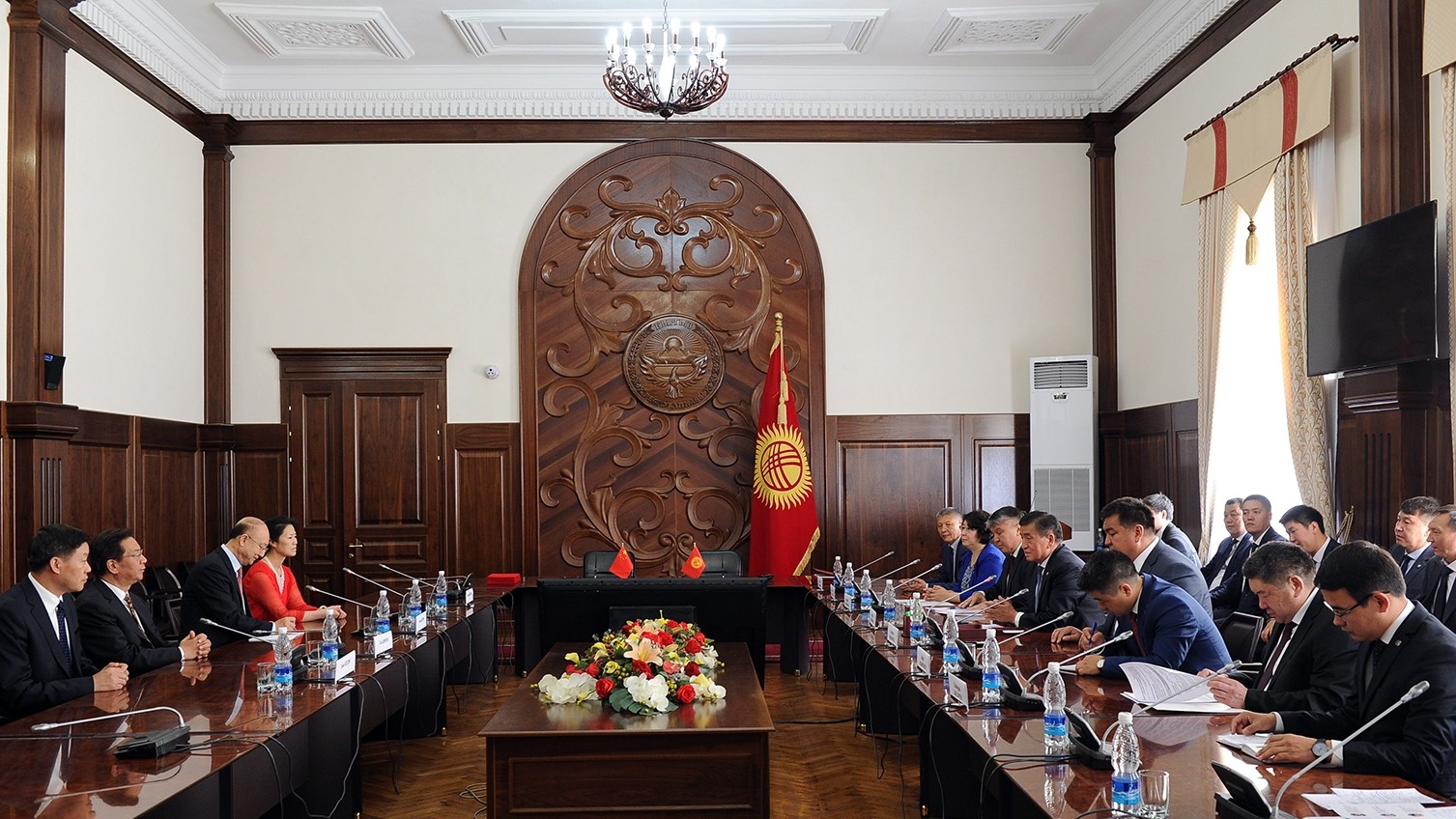 Кыргызстан и Китай подписали 4 документа о сотрудничестве, в том числе по экспорту вишни и лошадей — Tazabek