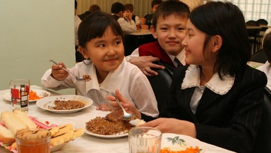 В некоторых школах Таласской области за счет родителей организовали горячее питание и для учащихся 5-6 классов