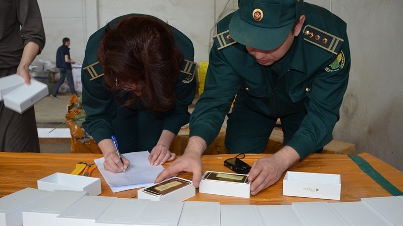 Видео — Таможня Оренбурга выявила 116 контрафактных коробок с телефонами iPhone 6 и Samsung, ввезенных из Кыргызстана — Tazabek