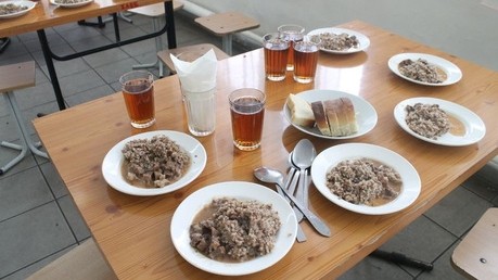 В 275 школах Кыргызстана, где организовано горячее питание, ввели штатную единицу поваров