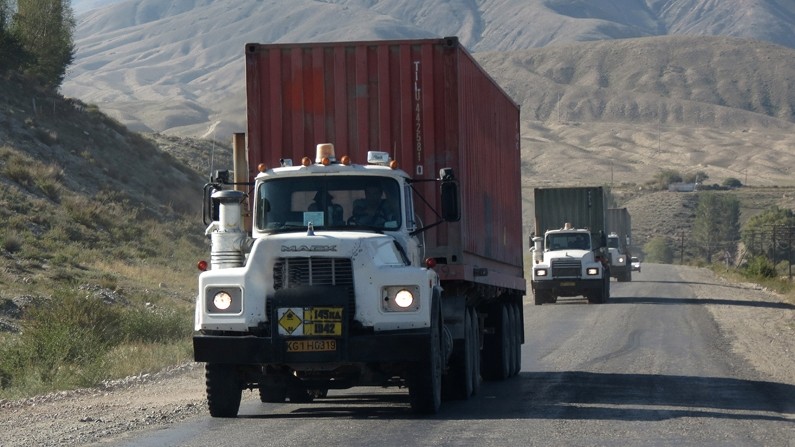 Экс-глава Минтранса настаивает, чтобы компания «Кумтор» выделяла деньги на реконструкцию участка дороги на Иссык-Куле, который изнашивается из-за их грузов — Tazabek