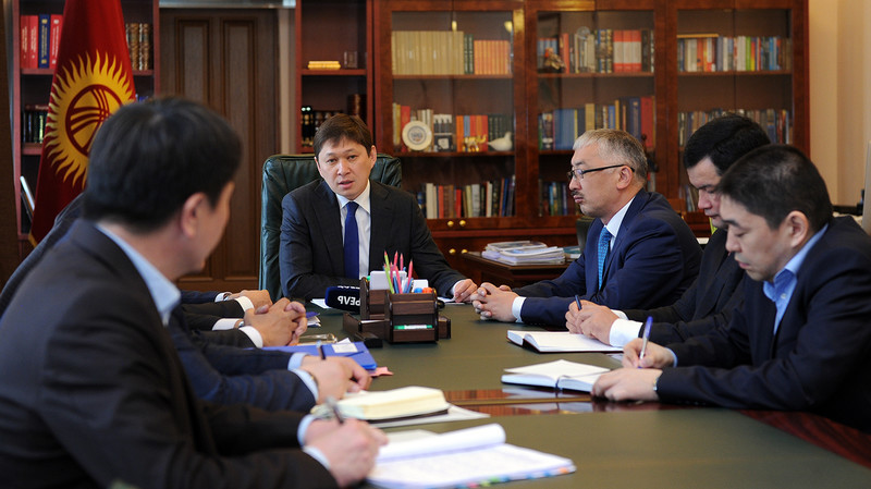 Видео — Премьер-министр провел совещание по ситуации на ТЭЦ Бишкека — Tazabek