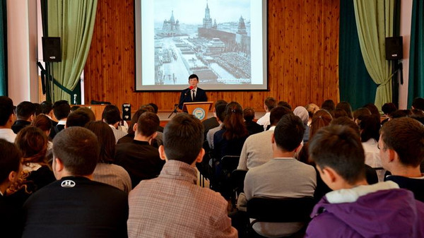 Фонд «Евразийцы – новая волна» организовал для учеников бишкекской школы №24 лекцию о Великой Отечественной войне