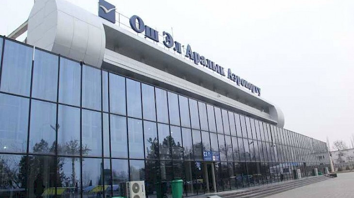 ГТС задержала машины с сигаретами марок Rothmans, Winston, L&M, Kent на 782,5 тыс. сомов в аэропорту города Ош — Tazabek