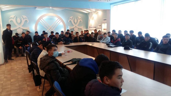 Милиционеры провели профилактическую лекцию старшеклассникам Бишкека о вреде наркотиков и психотропных веществ