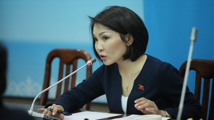 Депутат Э.Сурабалдиева — правительству: Мы не можем найти деньги на пенсии, а иностранной компании «Нур Телекому» продали лицензию за 1000 сомов — Tazabek