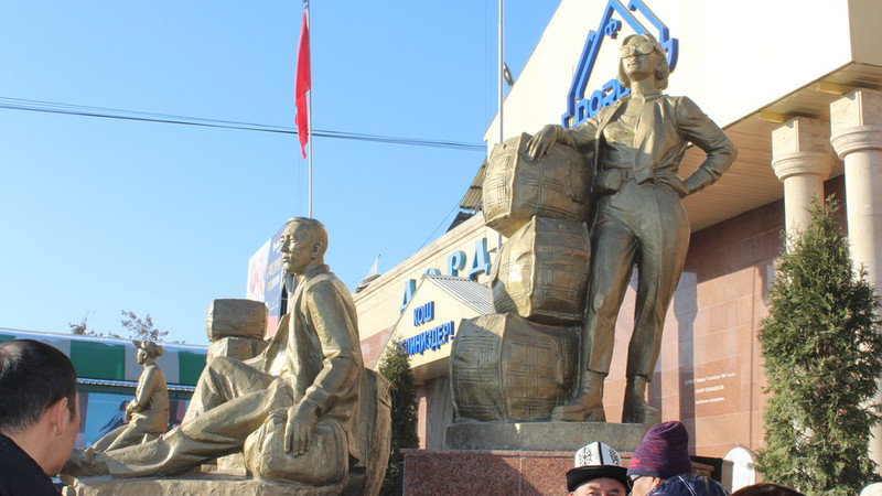 PR: Дань уважения «дордоевцам»: На рынке «Дордой» открыли памятник «Челноку-труженику» (фоторепортаж) — Tazabek
