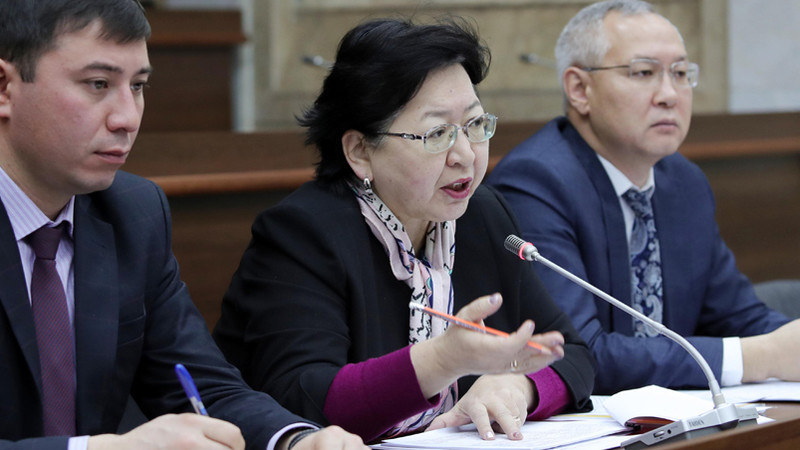 Депутат — министру финансов Б.Жеенбаевой: Вы, наверное, первый министр, кто берет  ответственность за превышение размера госдолга к ВВП — Tazabek