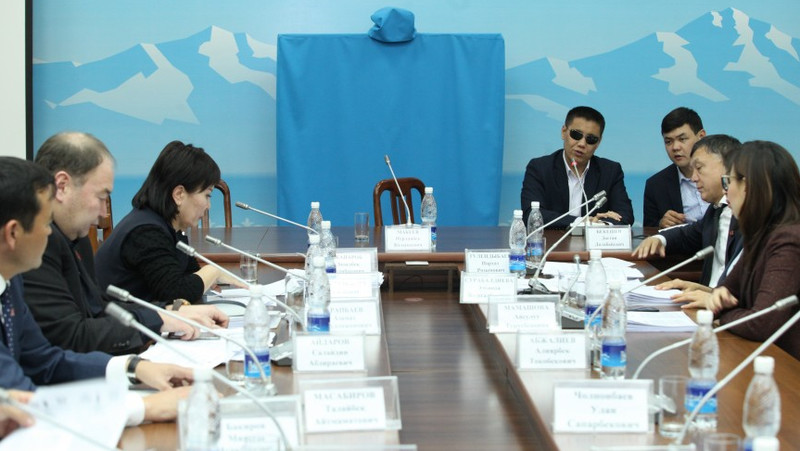Депутаты комитета по экономической и фискальной политике недовольны отсутствием министра финансов Б.Жеенбаевой — Tazabek