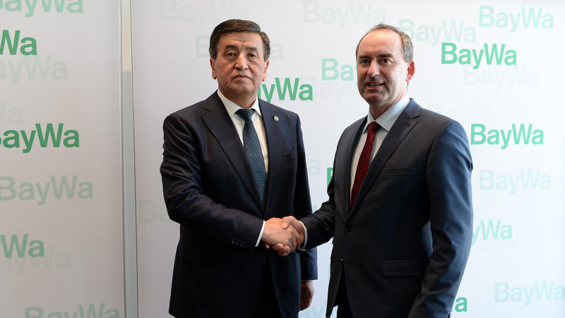 Президент С.Жээнбеков встретился с госминистром экономики, развития и энергетики Баварии Х.Айвангером — Tazabek