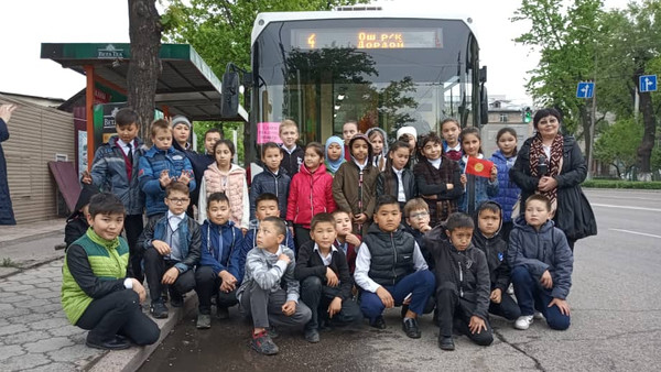 Школьники Бишкека познакомились с работой троллейбусного управления (фото)