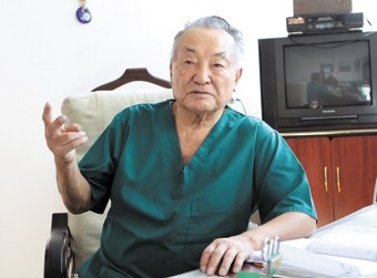 КРнын эмгек сиңирген дарыгери Мамбет Мамакеевдин 90 жылдык мааракеси