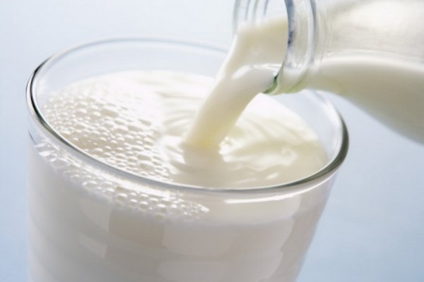 Раньше ежедневно в Казахстан уходило до 500 тонн молока, сегодня и 50 тонн не вывозится, - депутат А.Назаров — Tazabek